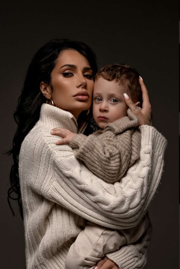 Саша Кабаева с сыном Демидом Саша Кабаева с сыном Демидом