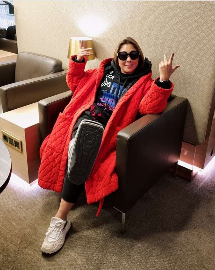 Анита Цой встала на ноги и летит отдыхать во время локдауна