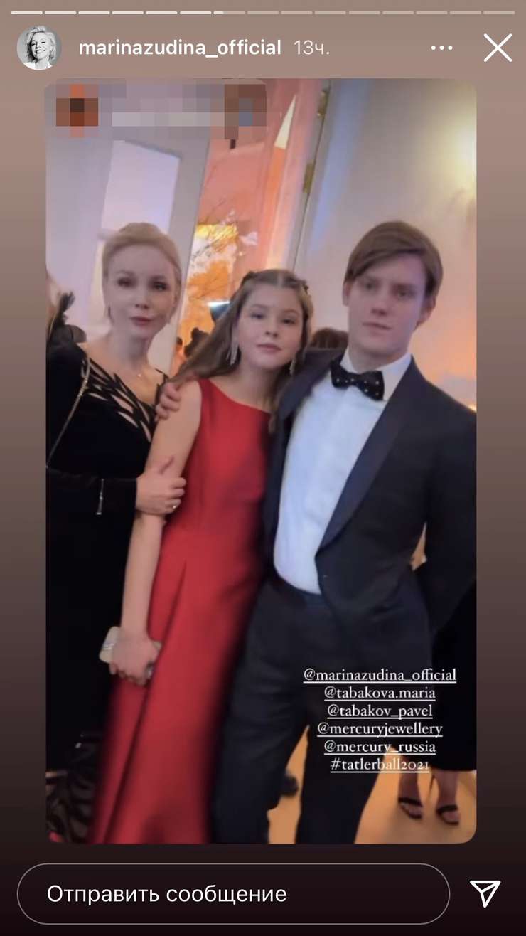 Поддержать девушку пришли ее мама и брат