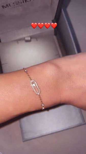 Сын подарил любимой маме дорогой браслет Сын подарил любимой маме дорогой браслет