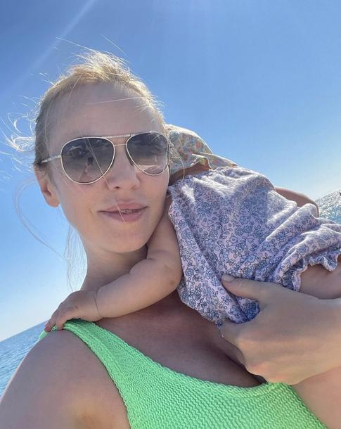 Джанабаева заявила, что не нужно растить дочь удобной для свекрови и мужа