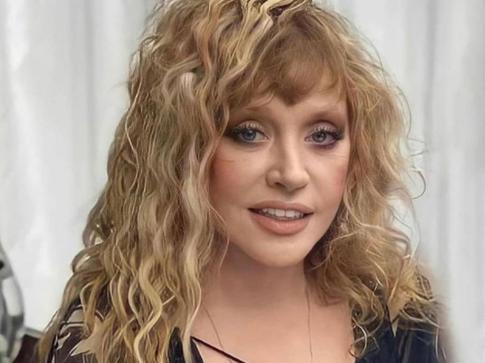 72-летняя Пугачева продемонстри­ровала стройные ноги в короткой юбке