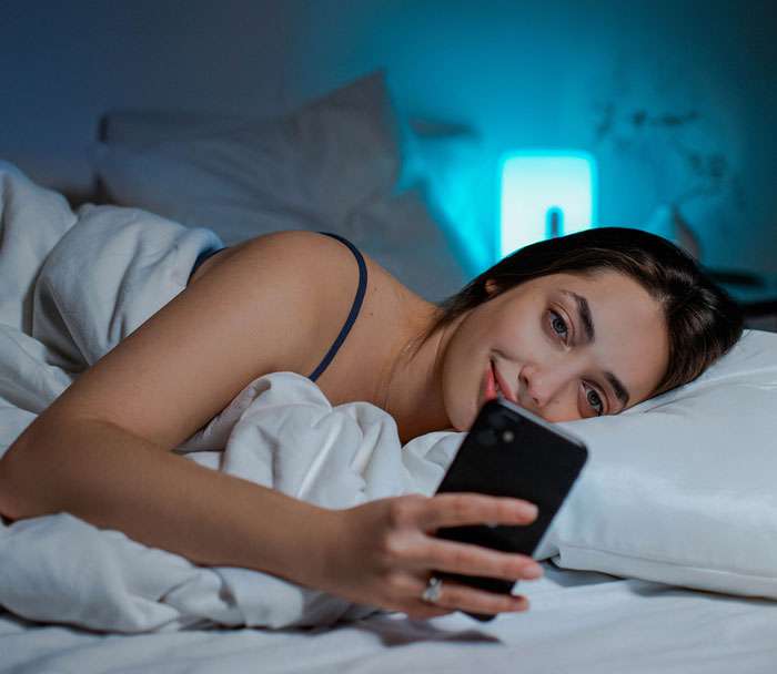 Выключайте телефон на ночь, перед сном можете почитать книгу