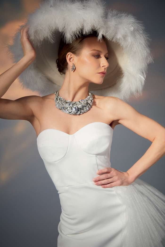 Платье, Lnfashion; колье и серьги, все – из коллекции Vintage dream; шляпа, Lia Gureeva Платье, Lnfashion; колье и серьги, все – из коллекции Vintage dream; шляпа, Lia Gureeva