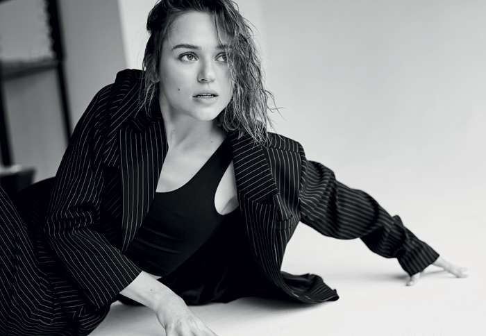 С кино у актрисы любовь с первого взгляда. В двенадцать лет она получила свою первую роль, а потом был молодежный сериал «закон каменных джунглей», давший старт ее карьере С кино у актрисы любовь с первого взгляда. В двенадцать лет она получила свою первую роль, а потом был молодежный сериал «закон каменных джунглей», давший старт ее карьере