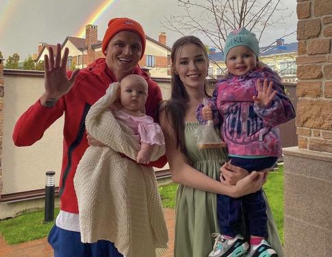 Дмитрий Тарасов забрал из роддома Анастасию Костенко с сыном