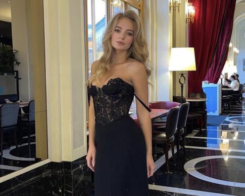 «Мерзко смотреть на эти пиры во время чумы»: в Сети раскрити­ковали дочерей Пескова и Кафельникова