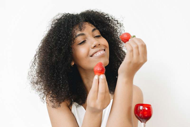 Фрукты и ягоды содержат много витамина С и фолиевую кислоту