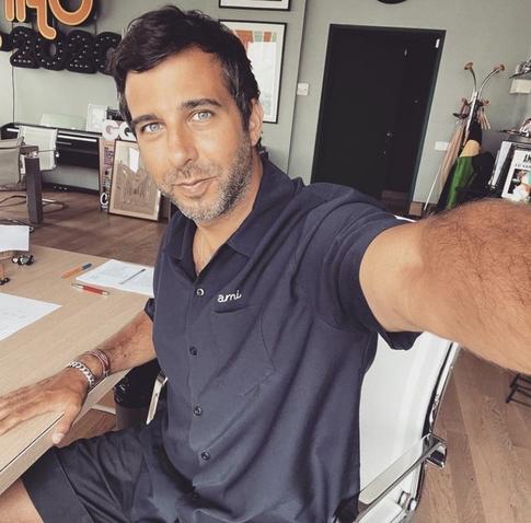 «На стороне медиков здравый смысл, на стороне антипрививочников — Оскар Кучера»: Иван Ургант высмеял антиваксеров