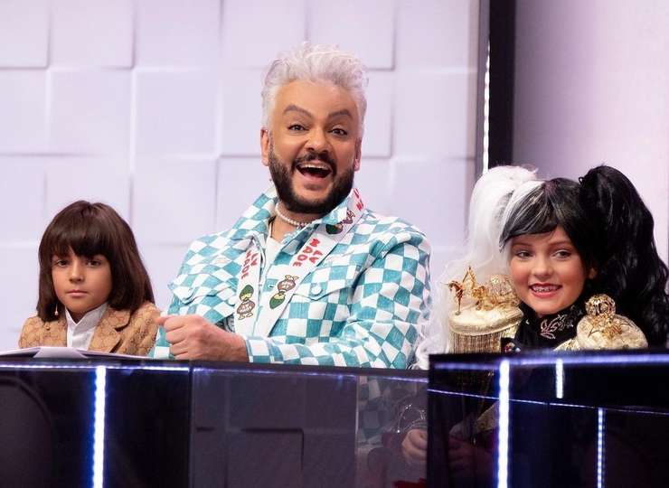 Алла-Виктория и Мартин - главные помощники при подготовке новогоднего праздника