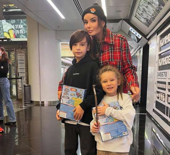 Айза Долматова с сыновьями