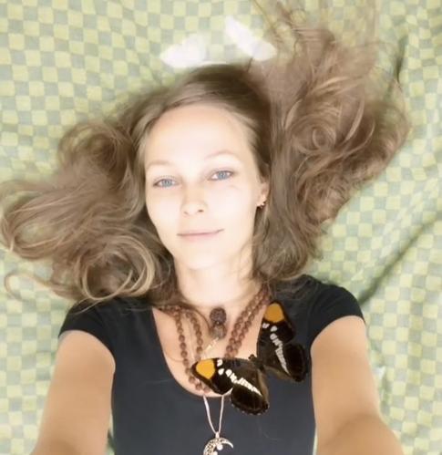 Вдова Децла появилась на мероприятии с обнаженной грудью