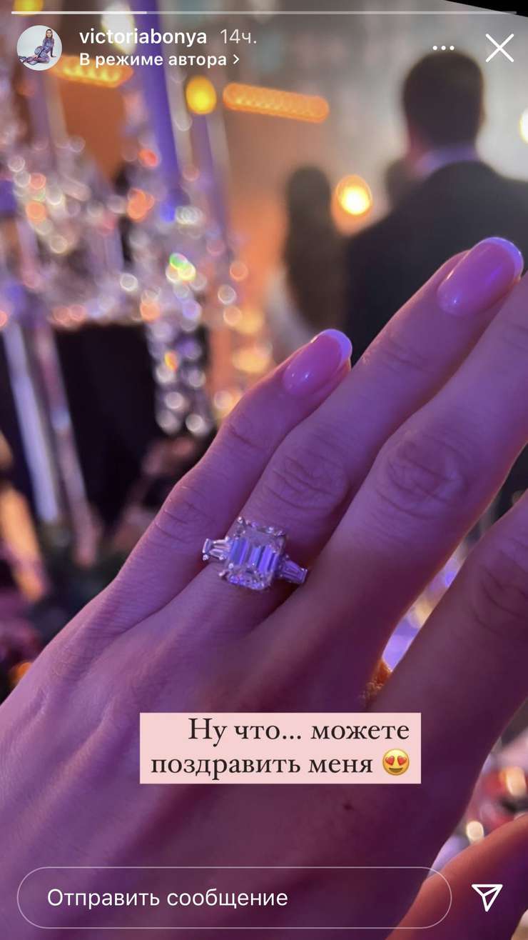 Знаменитость показала роскошное кольцо на безымянном пальце