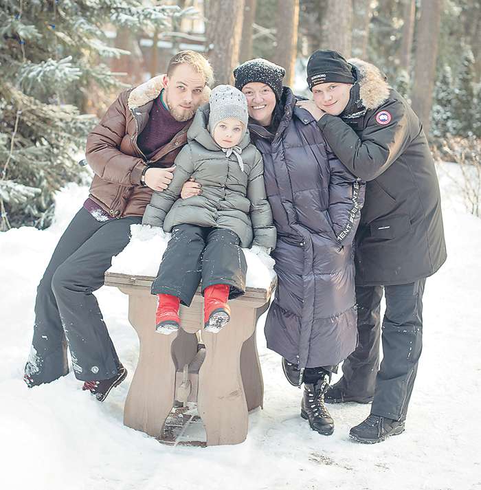 Алла Духова с семьей