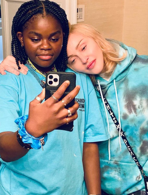 Чужих не бывает: селебритис, которые стали приемными родителями