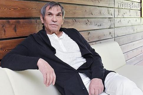 Бари Алибасова заметили в аэропорту в инвалидном кресле