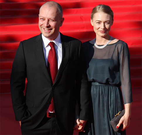 Бывший избранник Оксаны Акиньшиной вышел в свет с новой избранницей