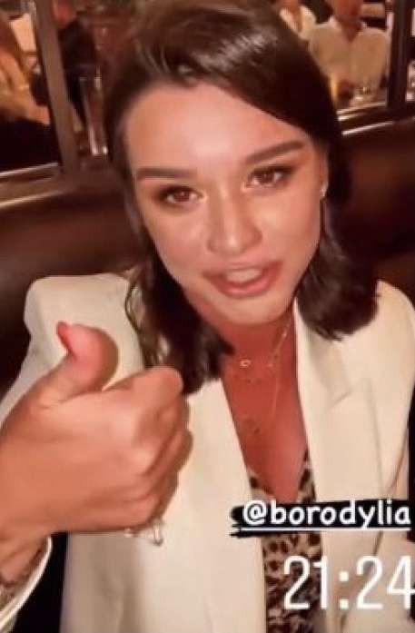 Телеведущая на странице шеф-повара Телеведущая на странице шеф-повара