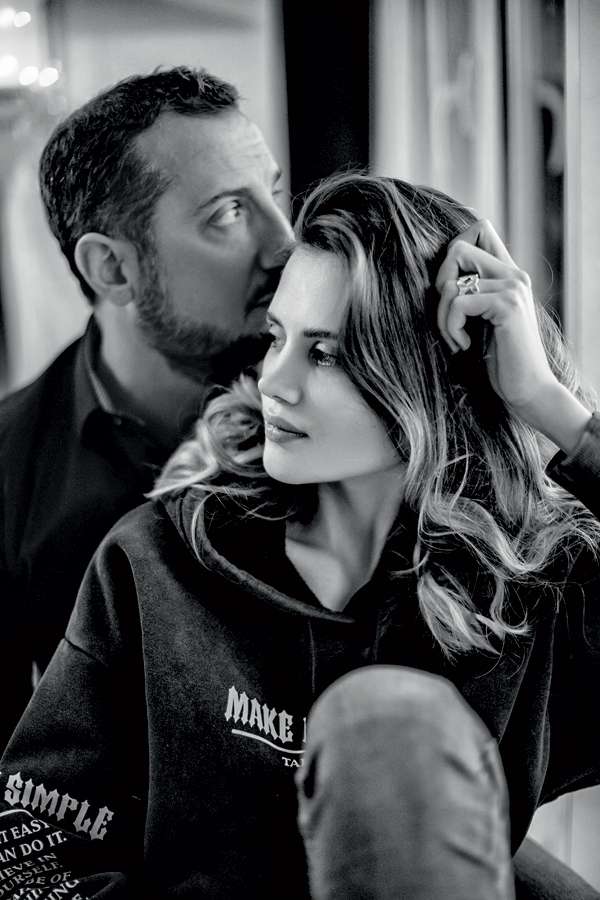 "Не все, что я могу рассказать подругам, я расскажу мужу. Не потому, что я ему не доверяю. Просто у нас несколько другой формат отношений" Не все, что я могу рассказать подругам, я расскажу мужу. Не потому, что я ему не доверяю. Просто у нас несколько другой формат отношений