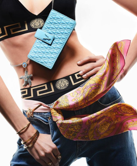 Миниатюрные сумочки и чехлы для телефонов — главные аксессуары сезона