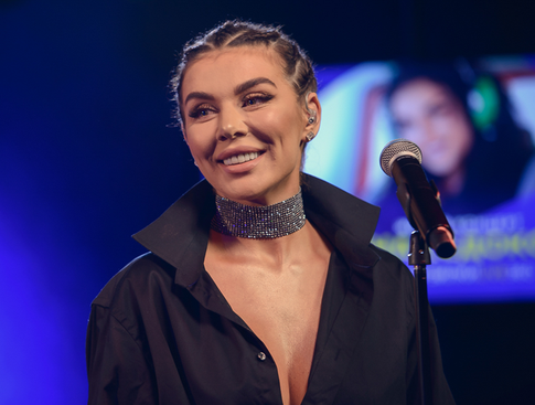 Анна Седокова решила взять фамилию мужа и начать поститься