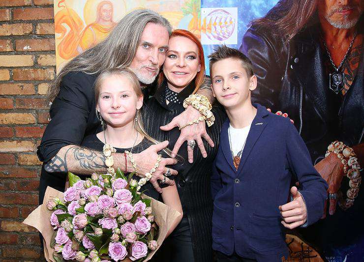 Никита Джигурда с супругой и детьми