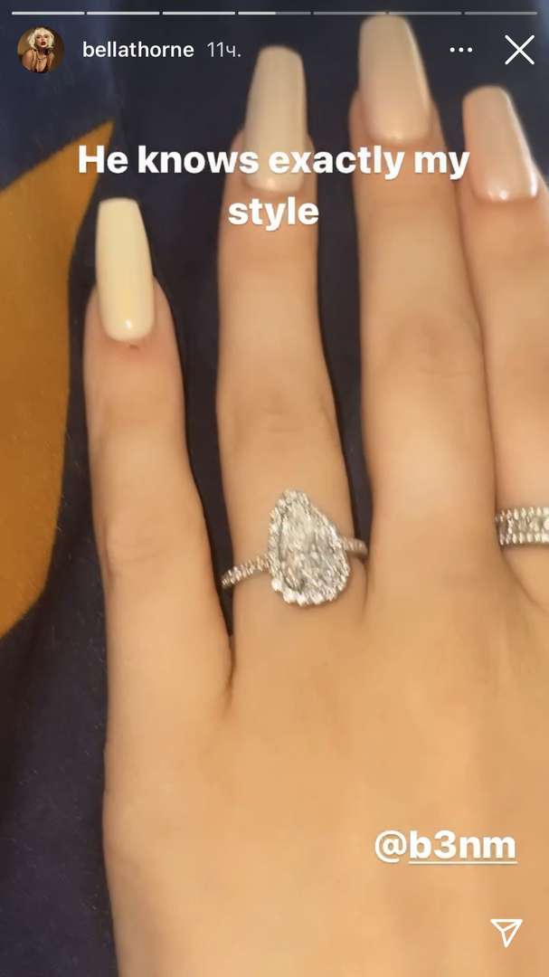 Актриса показала кольцо, подаренное певцом