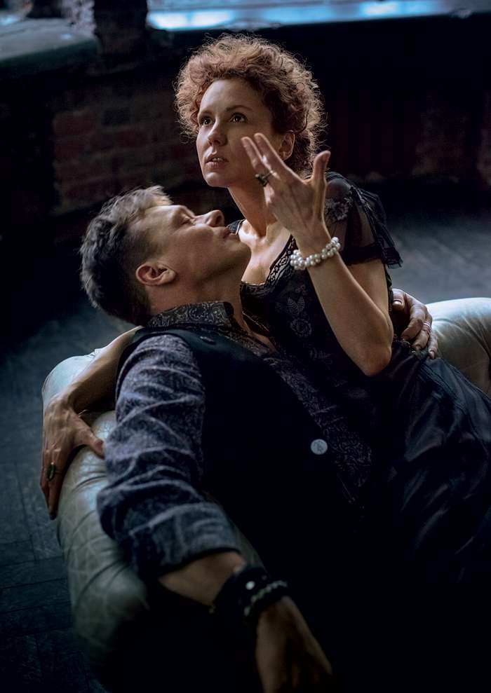 Смотрю – и сам в свое счастье не верю. Маша бывает невыспавшейся, с волосами растрепанными, а для меня красавица. Любуюсь ею