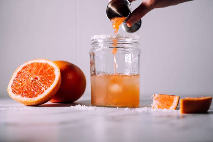 Вместо апельсина, в котором много фруктозы, лучше выжать сок из менее сладкого плода
