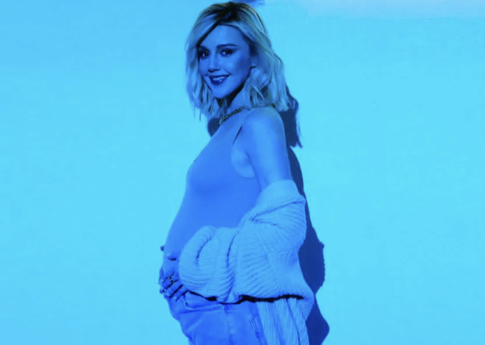 Бэби-бум в Сети: звезды, объявившие о беременности в музыкальных клипах
