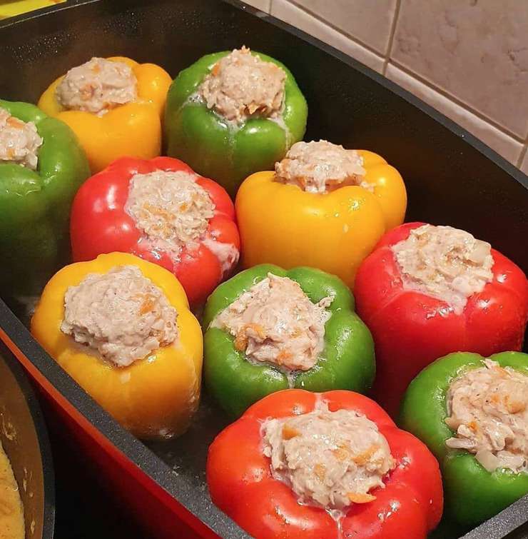 Певец угощал гостей фаршированными перцами