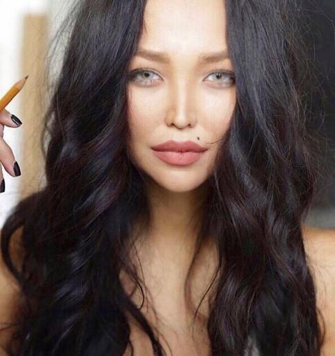 В Сети обсуждают снимки молодой жены Цекало в бикини