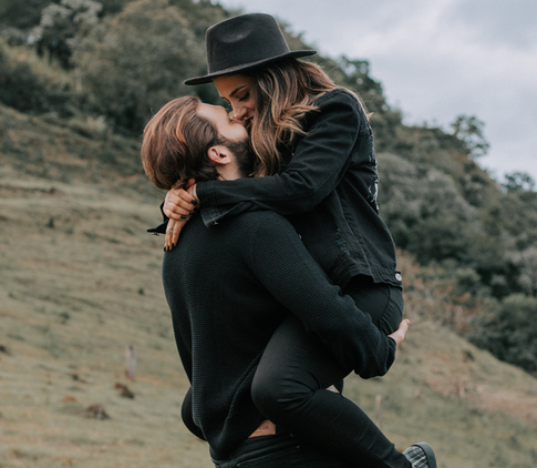 Шесть знаков Зодиака, которые могут встретить свою любовь в мае