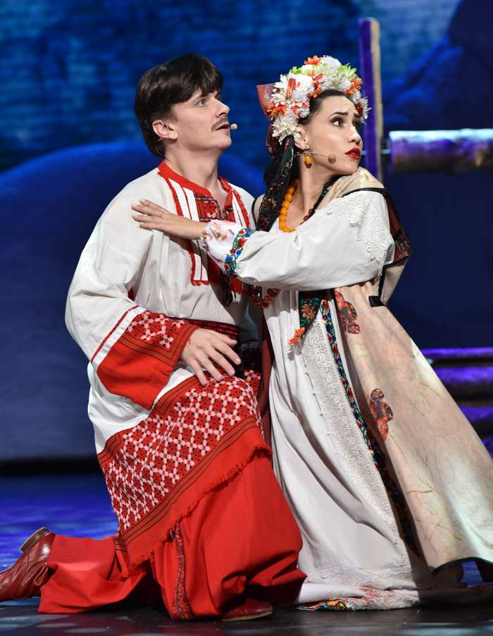 «У нас мало людей, кто занимается национальными фолк-музыкальными историями. Надежда Георгиевна в этом смысле впереди всех». В спектакле «Ночь перед Рождеством»