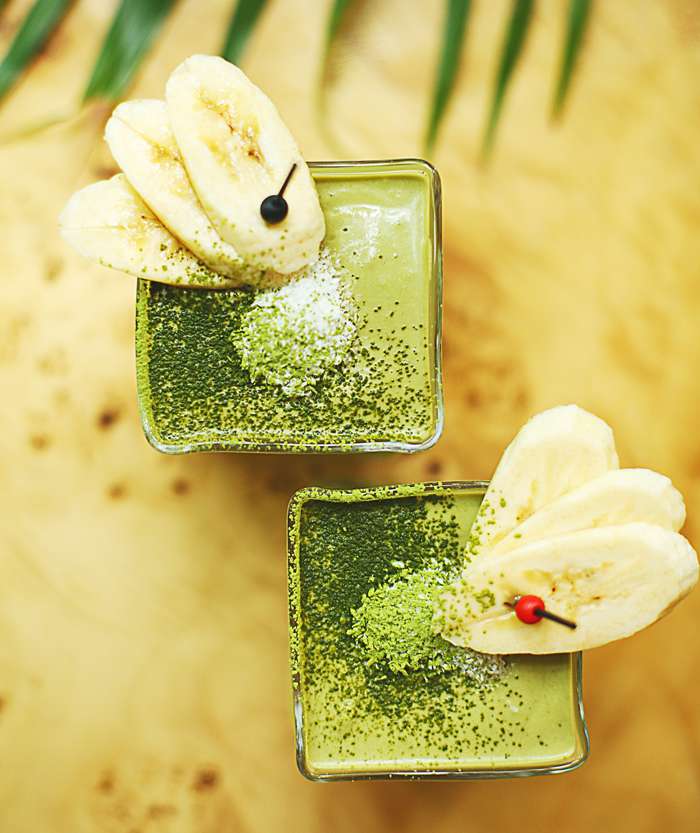 Зеленый смузи со шпинатом и бананом