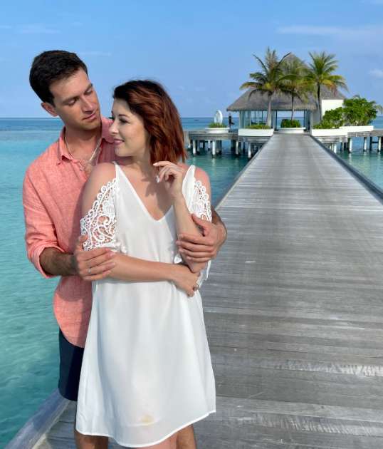 Супруги устроили на отдыхе романтическую фотосессию