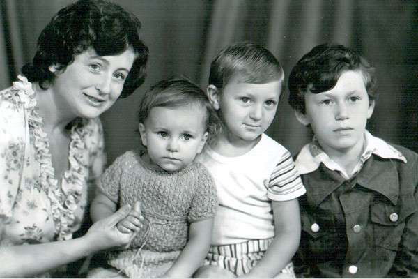 На фото Ани Лорак со своими братьями и мамой