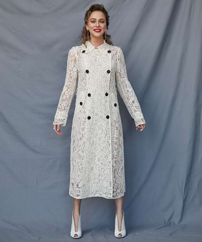 Платье, Self-portrait; обувь, Gianvito Rossi; серьги и кольцо из коллекции Classic, все – Mercury