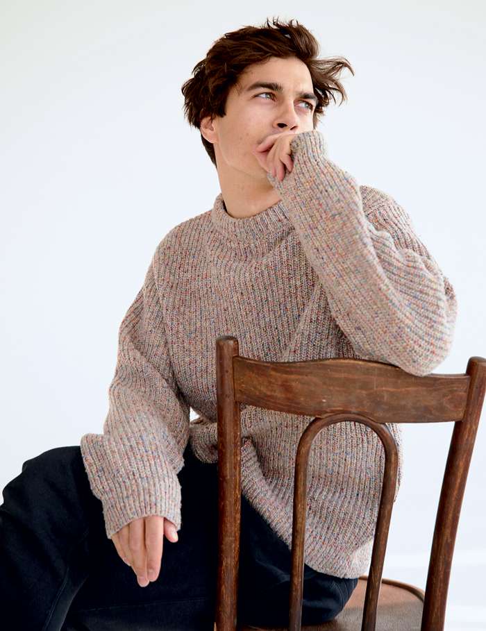 Я до последнего времени ощущал себя человеком из не очень обеспеченной семьи, донашивал вещи брата, сестер, меня никогда не баловали