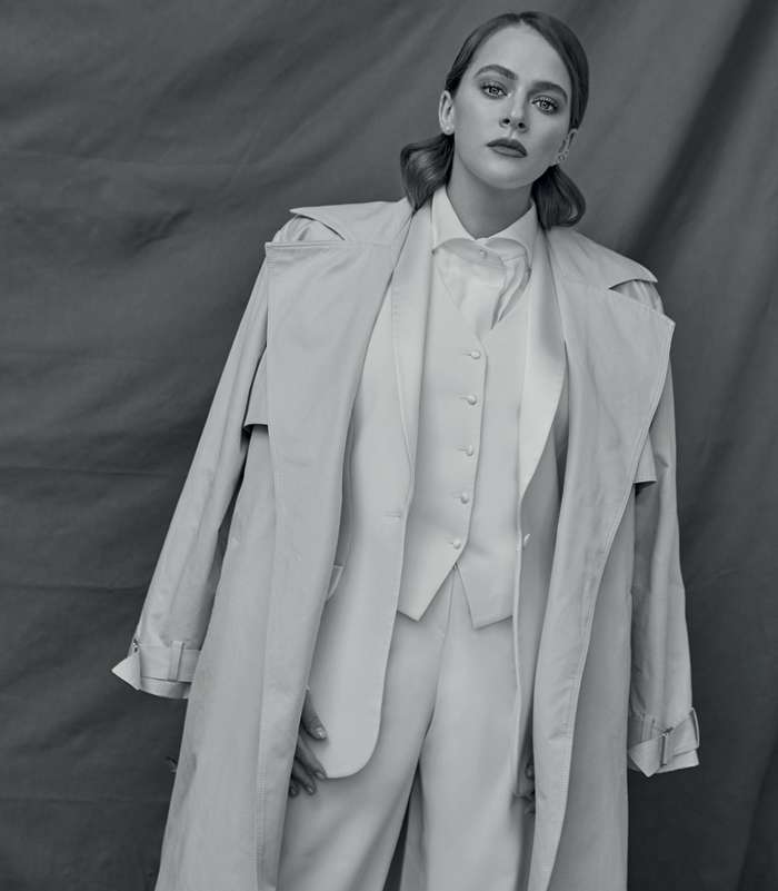 Костюм-тройка, рубашка, все – Еlean; тренчкот, KHAITE; серьги из коллекции Му Twin, Messika