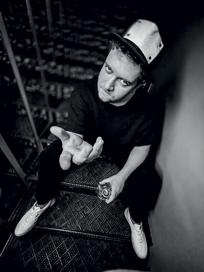 На данный момент актер завязал с карьерой стендап-комика, но по-прежнему не может удержаться, чтобы не делать заметки и записывать шутки в телефон