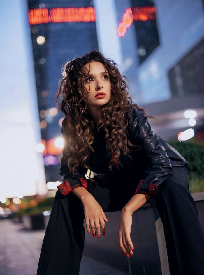 Обладая эффектной внешностью, актриса признается, что порой это даже мешало: серьезное отношение педагогов в ГИТИСе пришлось завоевывать