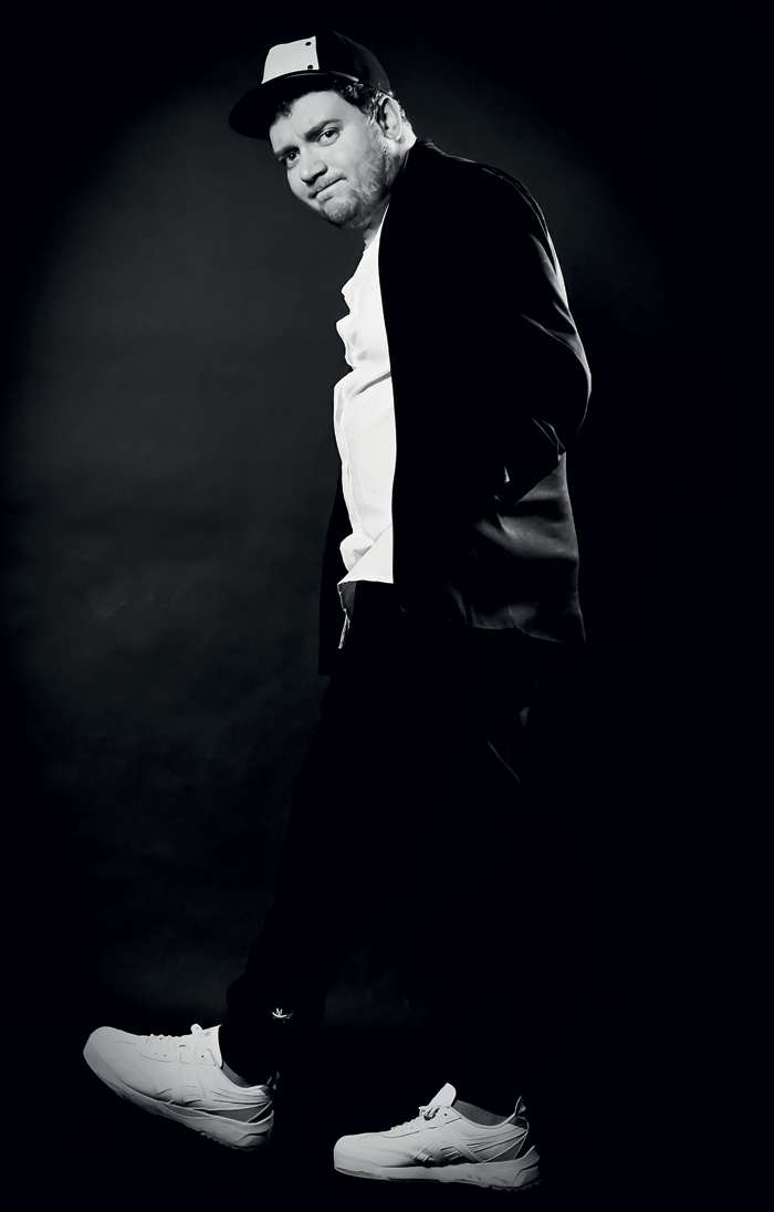 Актер неравнодушен к спорту: участвует в театральном футбольном чемпионате, катается на скейте и занимается плаванием