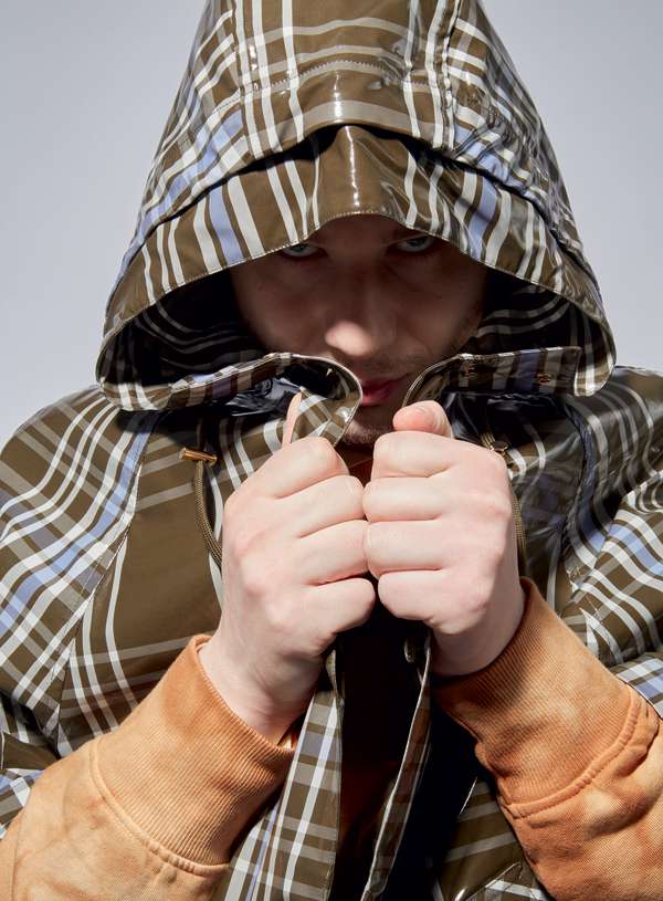 Плащ, Woolrich; толстовка, United Colors of Benetton; рубашка, Eton (M Fashion) Плащ, Woolrich; толстовка, United Colors of Benetton; рубашка, Eton (M Fashion)