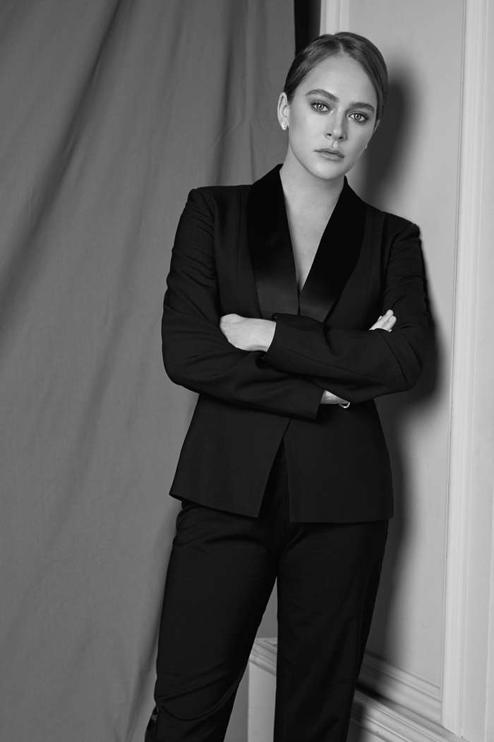 Смокинг, Еlean; серьги и браслет из коллекции Classic, все – Mercury