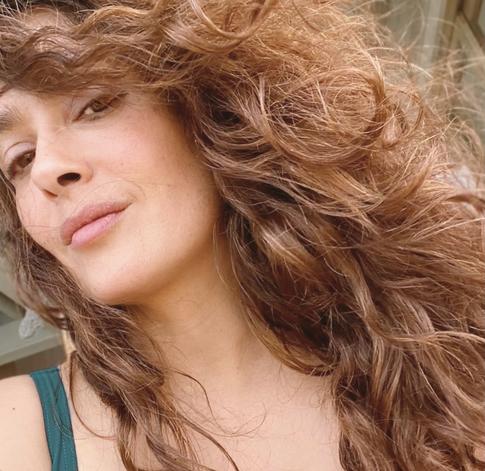 «Лучше умру дома»: Сальма Хайек перенесла COVID−19 в тяжелой форме