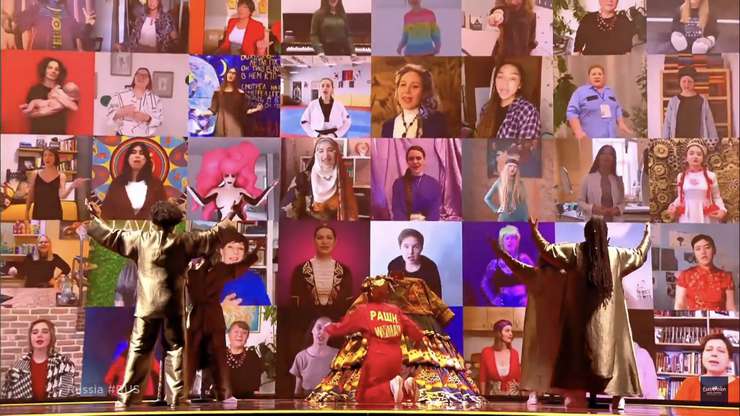 Позади звезды на экране были представлены российские девушки и женщины