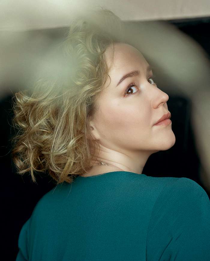 "Родители не хотели, чтобы я шла по их стопам. В девяностые было очень тяжело, в театре платили мало, и папа бомбил на машине, а мама мыла полы" Родители не хотели, чтобы я шла по их стопам. В девяностые было очень тяжело, в театре платили мало, и папа бомбил на машине, а мама мыла полы