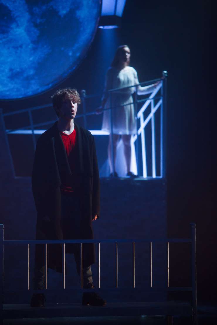 Сцена из спектакля