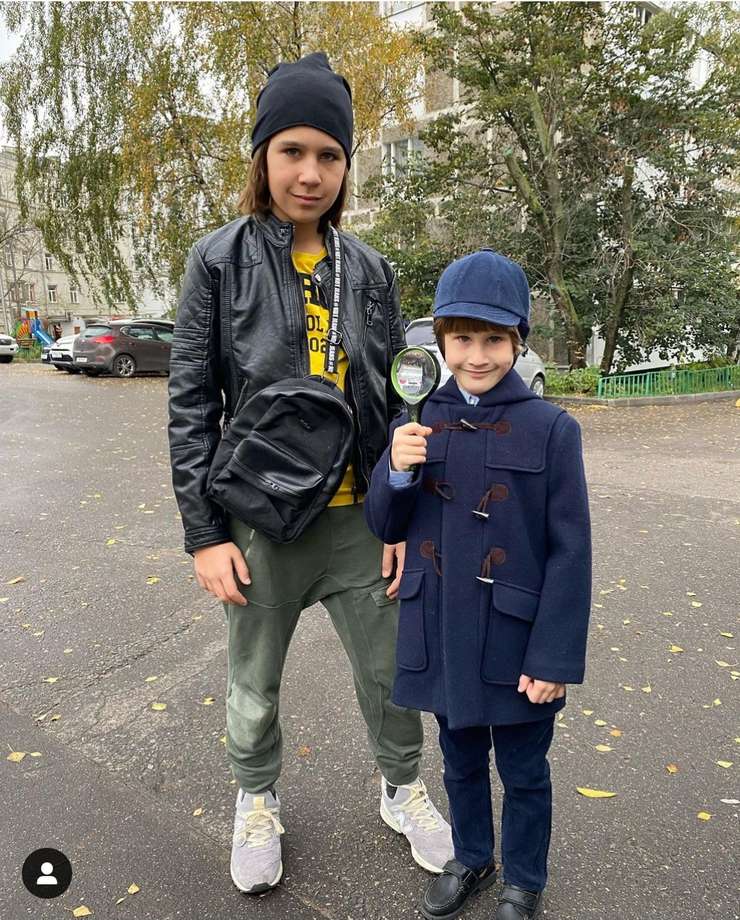 Младший сын Яременко обыгрывает папу в шахматы, а старший- играет с ним на профессиональной сцене театра